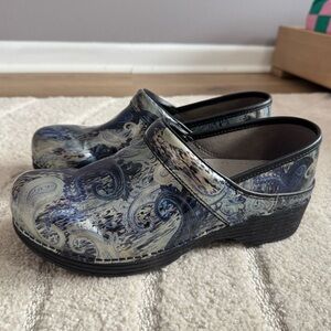 Dansko LT Blue And Silver Leather Clogs 40 us size 10 nurse shoes Paisley